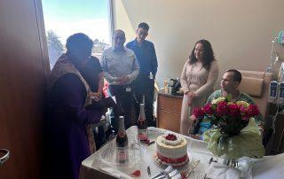 The wedding party in their hospital room at Alameda Health SYstem's 澳门新葡京 Chan Highland Hospital Campus